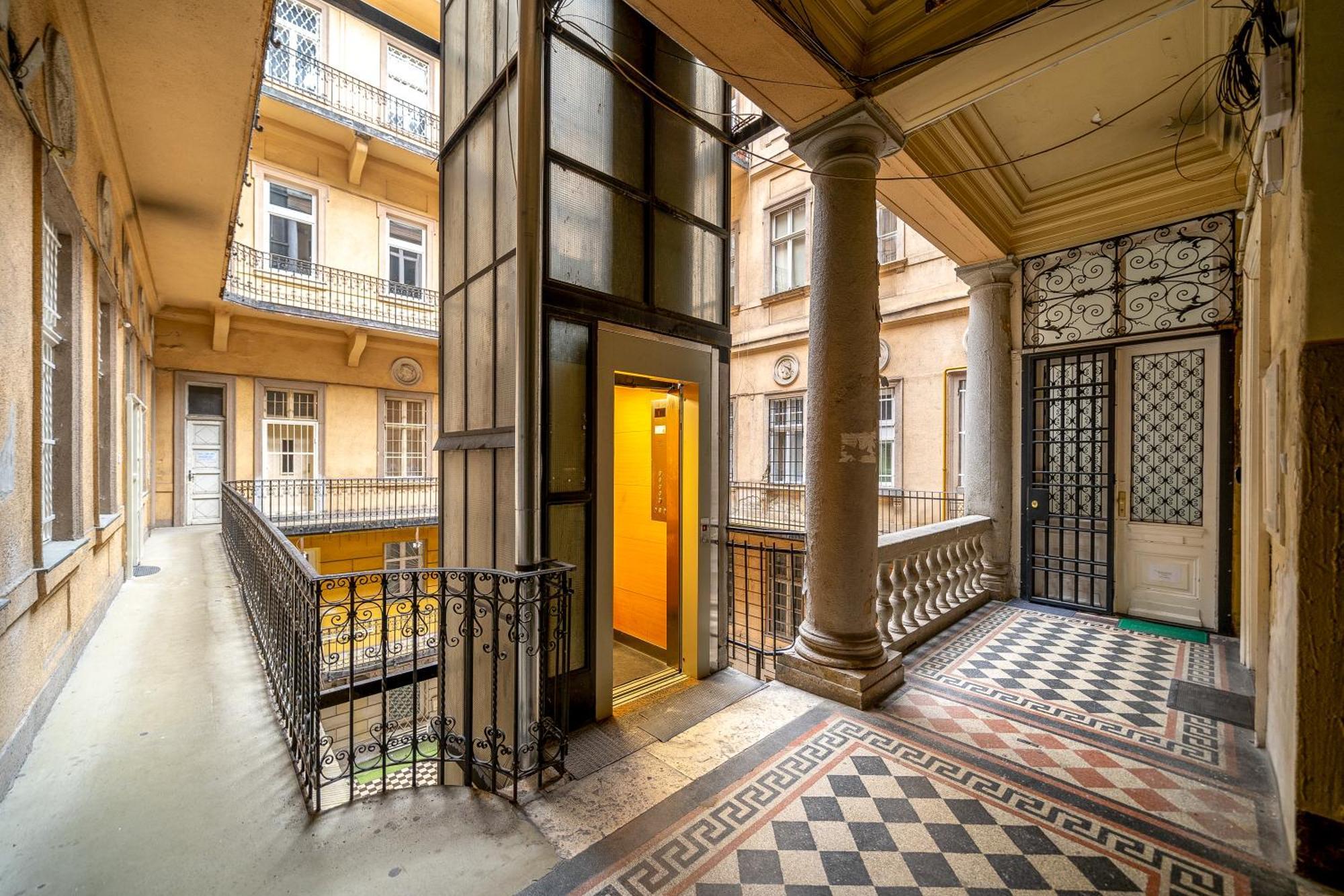 Appartamento Sweet Dreams At Oktogon Downtown Budapest Esterno foto