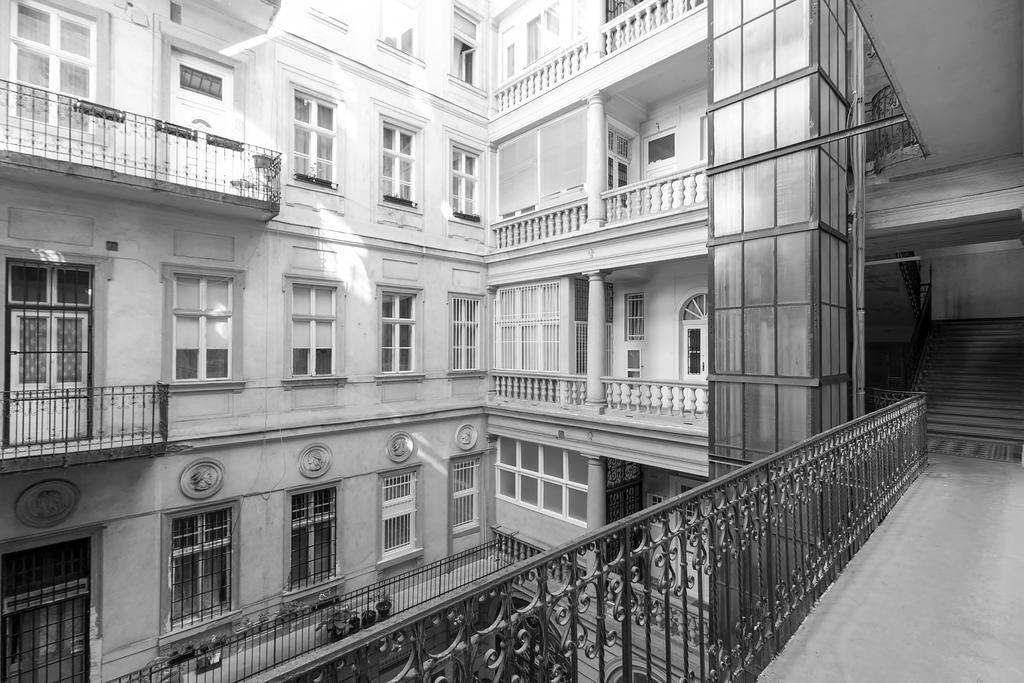 Appartamento Sweet Dreams At Oktogon Downtown Budapest Esterno foto