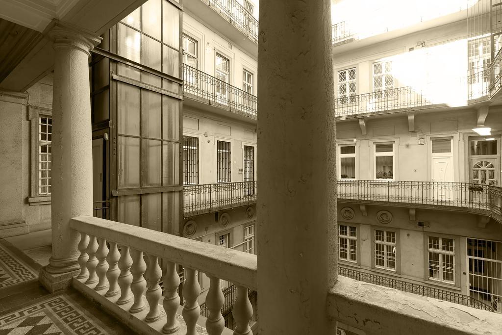 Appartamento Sweet Dreams At Oktogon Downtown Budapest Esterno foto