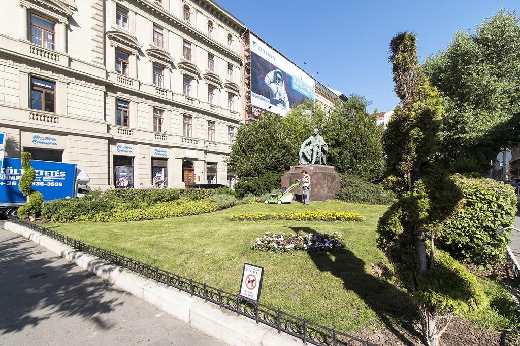 Appartamento Sweet Dreams At Oktogon Downtown Budapest Esterno foto